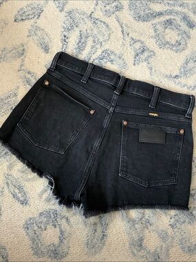 NWOT Women’s Wrangler Black Raw Hem Denim Shorts —- Size 25